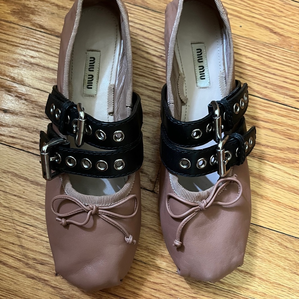 Miu Miu Black and Brown Loafers with Timeless Elegance - Picture 1 of 6